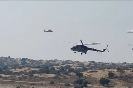 Video Apache AH-64E Mỹ cùng đội hình chiến đấu với Mi-17 Nga ở Ấn Độ