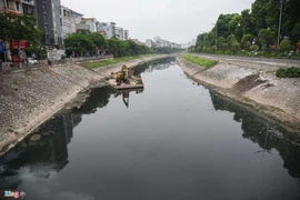 Sông Tô Lịch lại đen kịt sau ít ngày nước đổi màu lạ lẫm