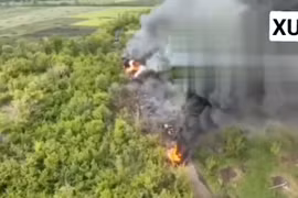 Đoàn xe vận tải quân sự Nga bị phá hủy trên vùng Luhansk. Ảnh màn hình