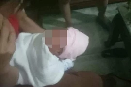 Nghi vấn bé gái 4 ngày tuổi bị bố “ngáo đá” đem bỏ trước cửa nhà người khác