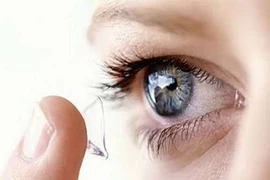 Tự đeo áp tròng làm hỏng mắt