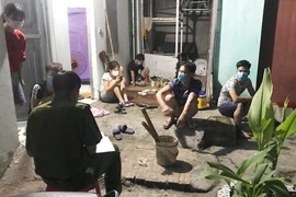 Tụ tập xem bóng đá, 7 người bị phạt 105 triệu đồng