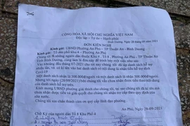 Cả trăm người lao động ký vào đơn kiến nghị, yêu cầu phường An Phú chi trả tiền hỗ trợ.