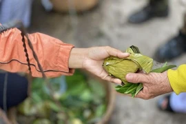 Độc đáo chợ lá Tây Ninh: Dùng lá cây mua bán cầu may mắn