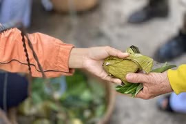 Độc đáo chợ lá Tây Ninh: Dùng lá cây mua bán cầu may mắn
