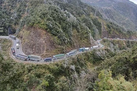 Hàng chục xe tải kẹt trên quốc lộ 4D vì băng tuyết