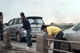 Kết đắng cho tài xế tự tháo dải phân cách trên cầu Thanh Trì