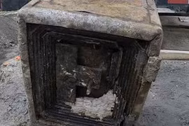 Phát hiện két sắt cổ chôn sâu dưới lòng đất nghi chứa kho báu