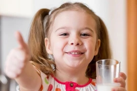 Tích cực uống sữa tăng chiều cao 