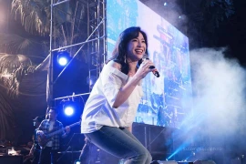 Thùy Dung hát Phố xa đầy cảm xúc trong Dạ hội cựu sinh viên Thủ đô