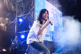 Thùy Dung hát Phố xa đầy cảm xúc trong Dạ hội cựu sinh viên Thủ đô