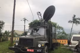 Bộ đội cùng xe đặc chủng đến gần công trình thủy điện nghi sạt lở