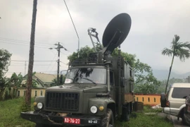 Bộ đội cùng xe đặc chủng đến gần công trình thủy điện nghi sạt lở