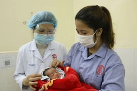 Cứu sống hai mẹ con sản phụ bị tiền sản giật rất nặng, ngừng tim, ngừng thở