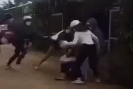 Học sinh LTMT bị nhóm người đánh hội đồng. Ảnh cắt từ clip.