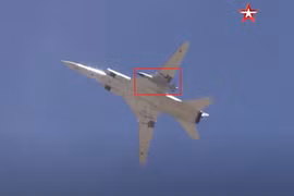 Máy bay ném bom tầm xa Tu-22M3 thực hiện bay huấn luyện trên Địa Trung Hải