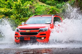 Kinh nghiệm lái xe qua vùng ngập nước an toàn