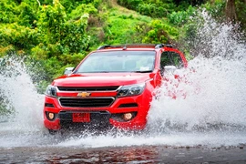 Kinh nghiệm lái xe qua vùng ngập nước an toàn