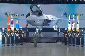 Hàn Quốc ra mắt máy bay tàng hình nhẹ nội địa KF-21 Boramae