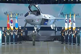 Hàn Quốc ra mắt máy bay tàng hình nhẹ nội địa KF-21 Boramae