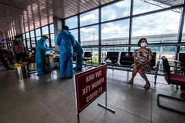 Hà Nội siết chặt kiểm dịch ở sân bay Nội Bài để ngăn biến chủng Omicron