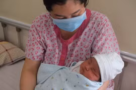 Bé sơ sinh nặng 5,15kg được sinh tự nhiên