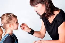 Con không đỡ bệnh do mẹ bẻ thuốc