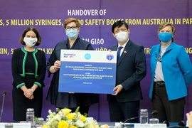 Việt Nam nhận 1.910 tủ lạnh cùng hơn 5 triệu vật tư tiêm chủng do Australia và UNICEF hỗ trợ