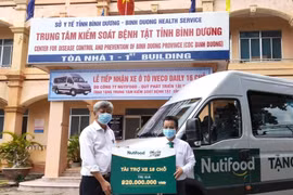 Quỹ Phát triển Tài năng Việt ủng hộ chi phí mua văcxin và tặng xe 16 chỗ phục vụ công tác phòng chống Covid-19