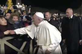 Giáo hoàng Francis giằng mình khỏi tay một phụ nữ trên quảng trường