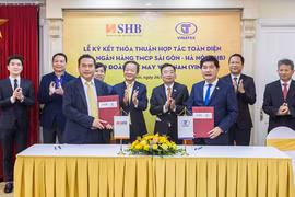 Ông Võ Đức Tiến, Phó Chủ tịch HĐQT phụ trách điều hành SHB và ông Cao Hữu Hiếu, Tổng Giám đốc VINATEX trao thỏa thuận hợp tác trước sự chứng kiến của Lãnh đạo cấp cao 2 bên.