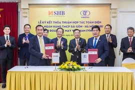 Ông Võ Đức Tiến, Phó Chủ tịch HĐQT phụ trách điều hành SHB và ông Cao Hữu Hiếu, Tổng Giám đốc VINATEX trao thỏa thuận hợp tác trước sự chứng kiến của Lãnh đạo cấp cao 2 bên.