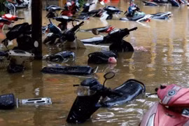 Xe máy bị ngập nước do lũ lụt, cần kiểm tra thay thế gì?