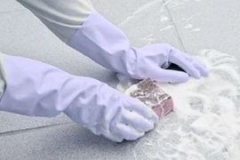 Tẩy vết bẩn trên nền gạch