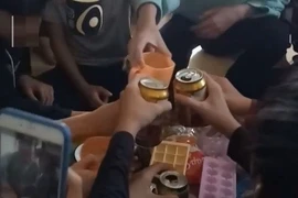 Cô giáo bị phạt 7,5 triệu đồng vì uống bia cùng học sinh