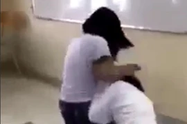 Hai nữ sinh TP.HCM đánh nhau trong phòng học, cả lớp ngồi nhìn