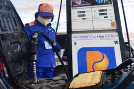 Giá xăng tăng lên mức cao nhất trong vòng một năm