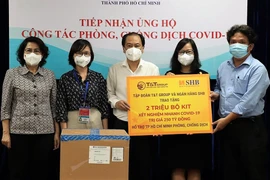 Đại diện Tập đoàn T&T Group và Ngân hàng SHB trao tặng 2 triệu kit xét nghiệm nhanh Covid-19 cho lãnh đạo Ủy ban Mặt trận Tổ quóc Việt Nam TPHCM và Sở Y tế TPHCM.