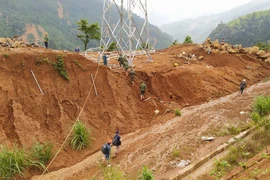 Gùi lương thực, vượt rừng khẩn cấp tiếp tế 3.000 hộ dân bị cô lập ở Quảng Nam