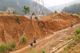 Gùi lương thực, vượt rừng khẩn cấp tiếp tế 3.000 hộ dân bị cô lập ở Quảng Nam