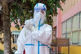 Lý do đội lấy mẫu tâm dịch Bắc Giang đeo túi đá trên người suốt ngày đêm