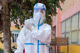 Lý do đội lấy mẫu tâm dịch Bắc Giang đeo túi đá trên người suốt ngày đêm