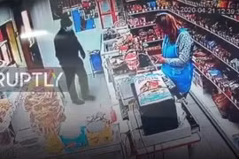 Tên cướp bịt mặt tấn công nhân viên nhưng bị chống trả quyết liệt