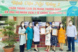 Chung tay hỗ trợ các pháo đài tuyến đầu chống dịch Covid-19. Ảnh: Trao quà tại Bệnh viện Nhi đồng 2. 