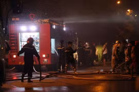 Video: Kho đồ chơi ở Hà Nội bốc cháy