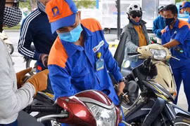 Giá xăng tiếp tục tăng gần 400 đồng/lít