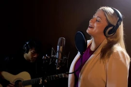 Tùy viên Văn hóa tại Đại sứ quán Mỹ tại Hà Nội Kate Barlett hát "Bụi phấn" chúc mừng các nhà giáo Việt Nam (Ảnh: Đại sứ quán Mỹ).