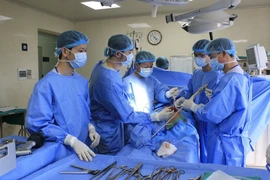 Một ngày thay khớp háng cho 3 người trên 80 tuổi bị ngã