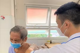 Bệnh viện Thống Nhất tiêm văcxin ngừa Covid-19 cho bệnh nhân nội trú