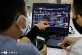 Chứng khoán tiếp tục thăng hoa